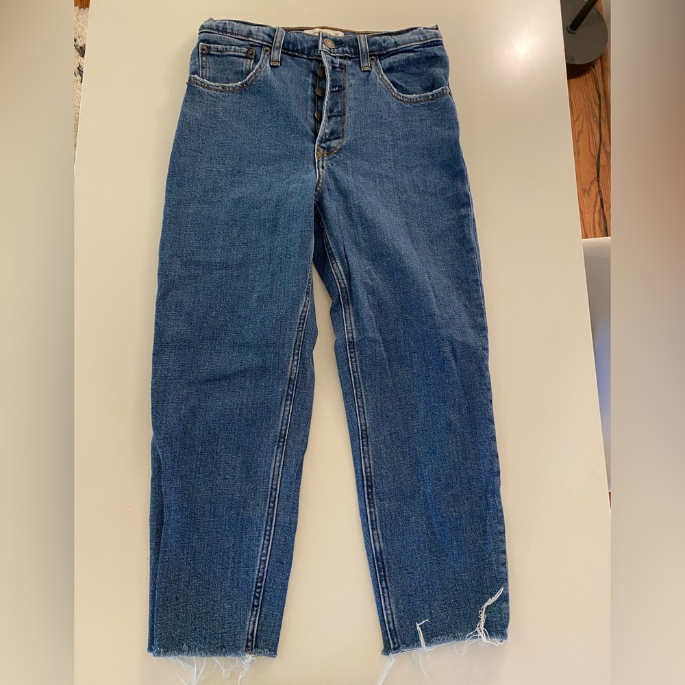 Women’s Abercrombie &Fitch The Mom High Rise crop jeans size 26xshort button fly